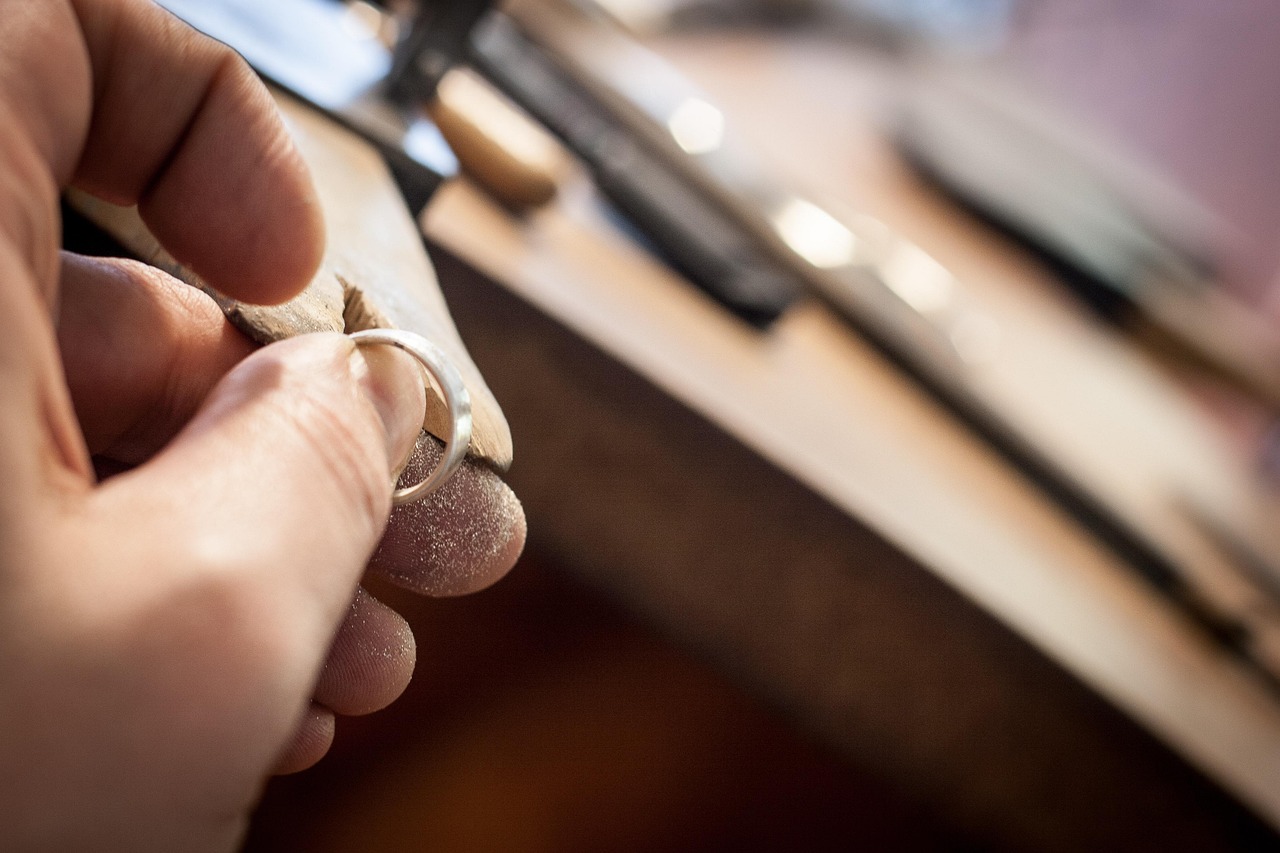 Ourivesaria Itália - Artesão trabalhando com joias